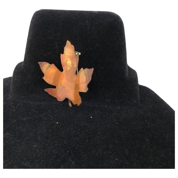 Vintage Gold Tone Metal Textured Maple Leaf Pin Brooch - Picture 6 of 10